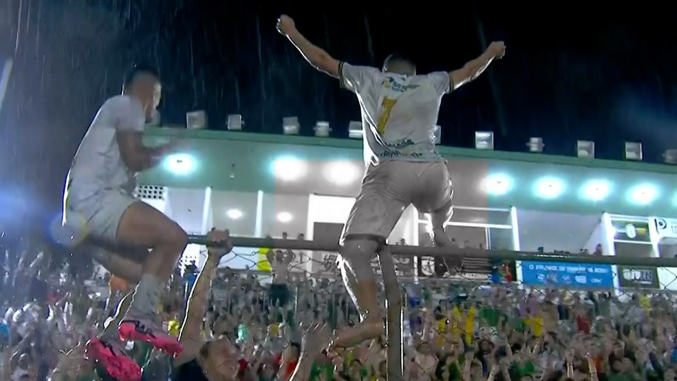 Jogadores do Sousa comemoram vitória sobre o Sousa — Foto: SporTV