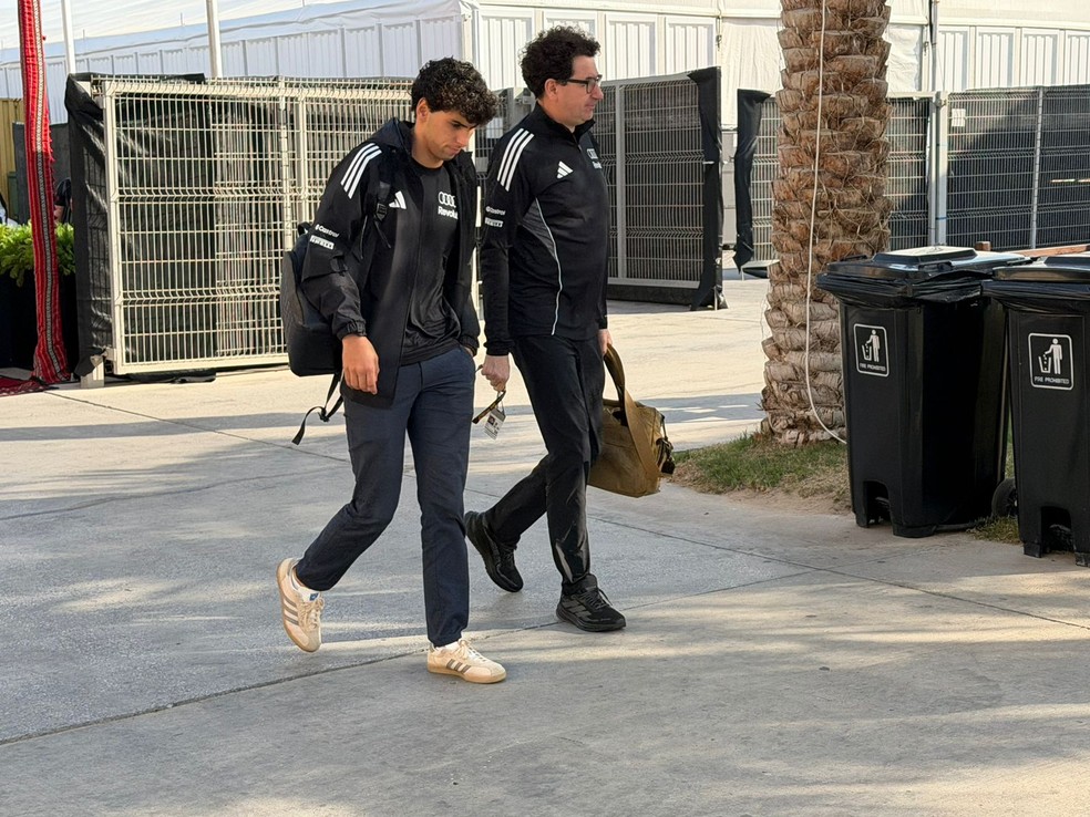 Gabriel Bortoleto ao lado de Mattia Binotto, chefe do projeto Audi na F1 — Foto: Erica Hideshima