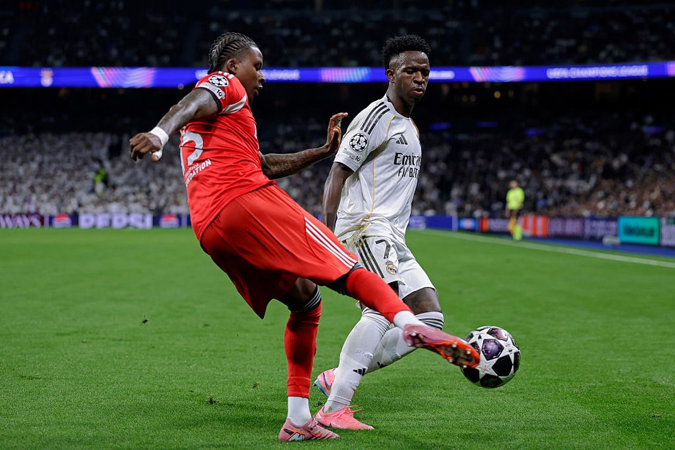 Sidny Cabral em ação contra Vinicius Júnior em Benfica x Real Madrid — Foto: Getty Images