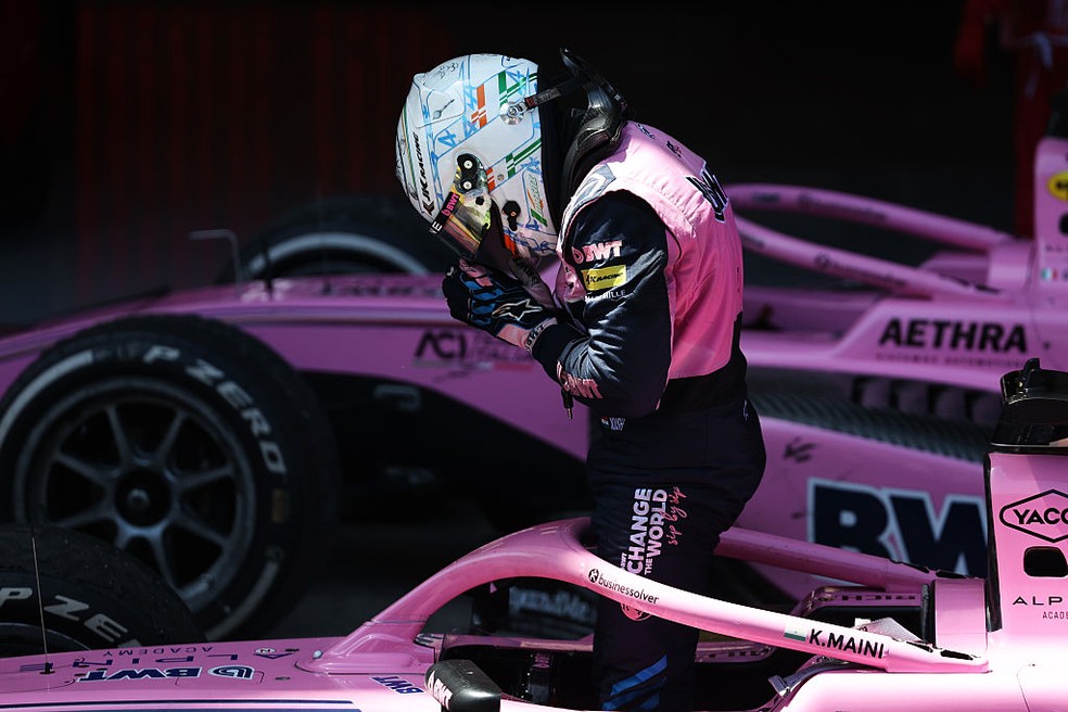 Kush Maini celebra a vitória na sprint da F2 em Barcelona