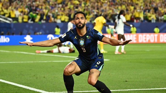 O paraibano Matheus Cunha "surfa" ao comemorar um dos dois gols contra o Haiti