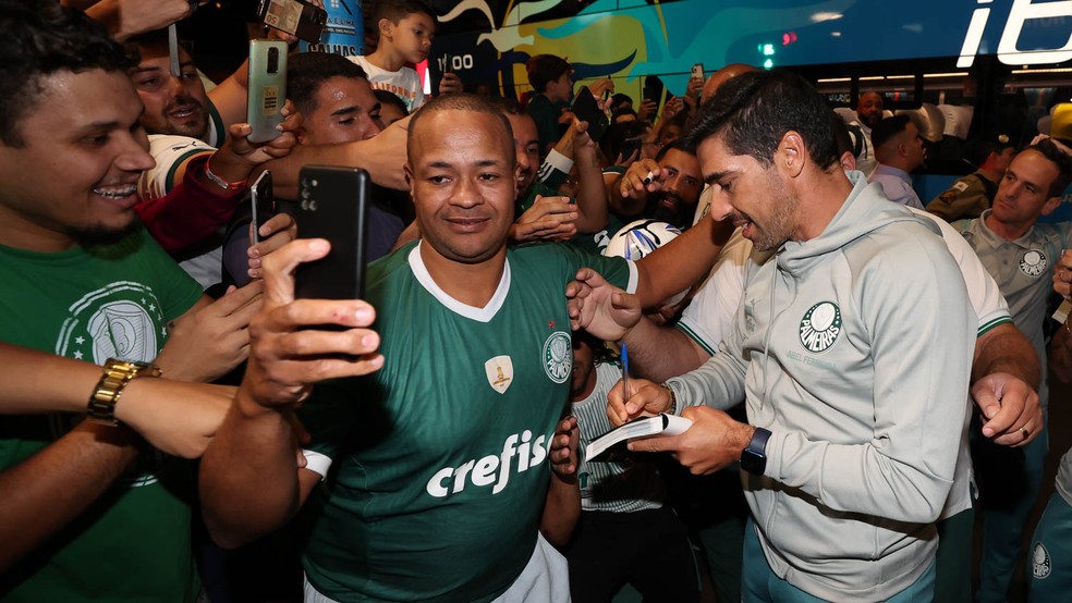 Abel Ferreira, do Palmeiras, assina livro de fã — Foto: Cesar Greco/Palmeiras