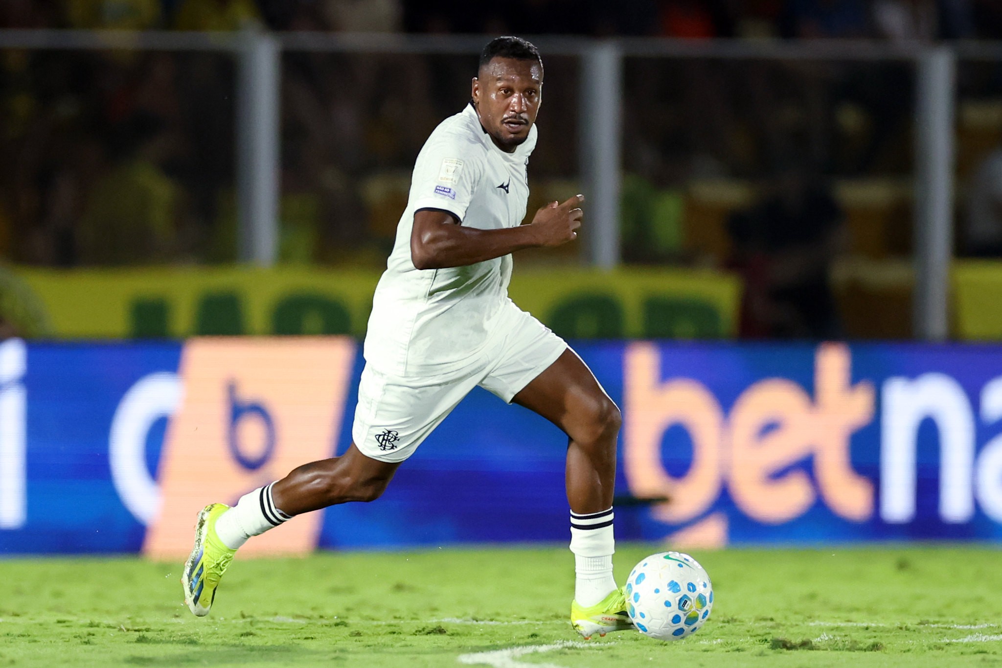 Com retorno de Edenilson, Botafogo desembarca em Porto Alegre para enfrentar o Internacional