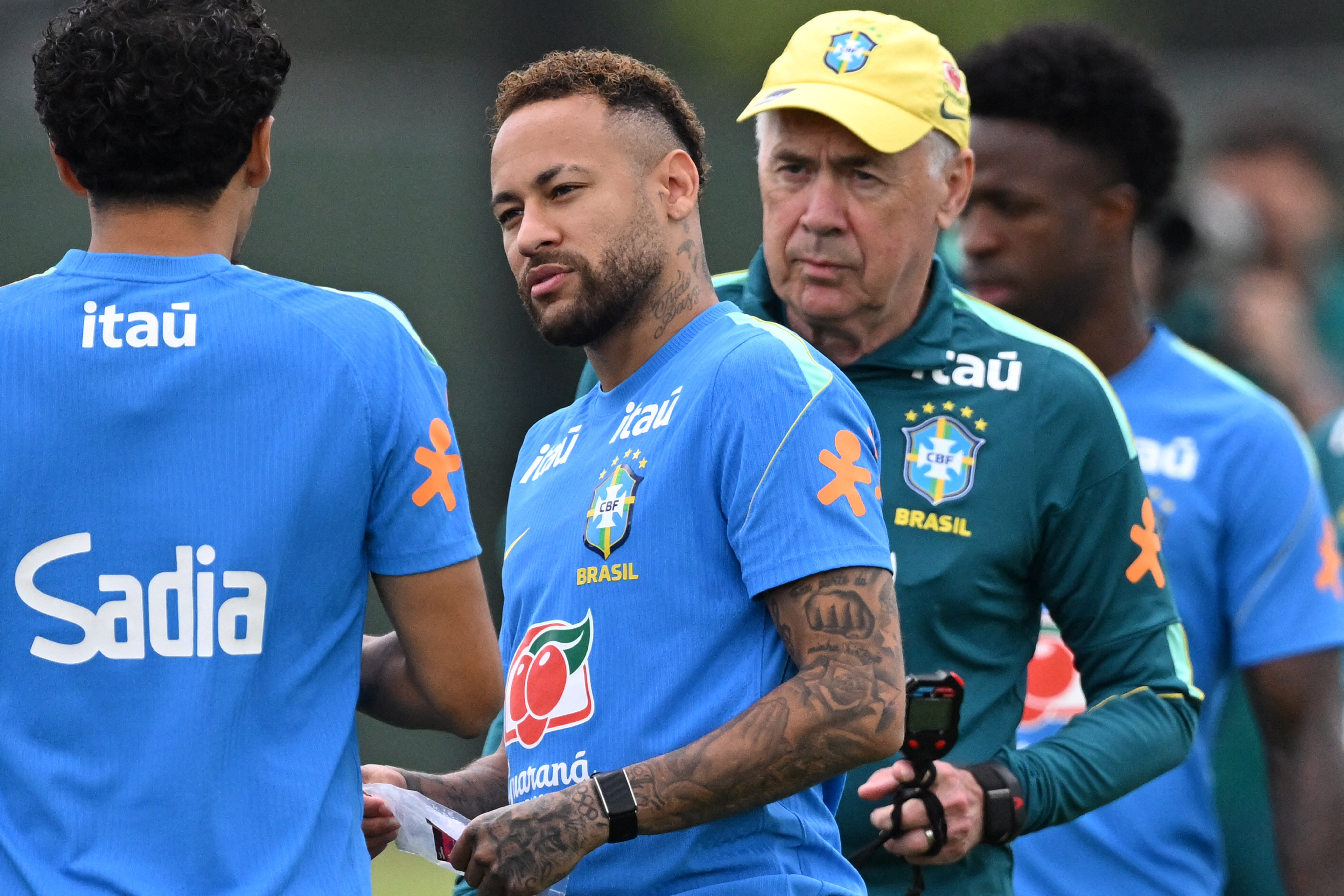 Ancelotti confirma que irá relacionar Neymar para Brasil x Escócia: "Está disponível"