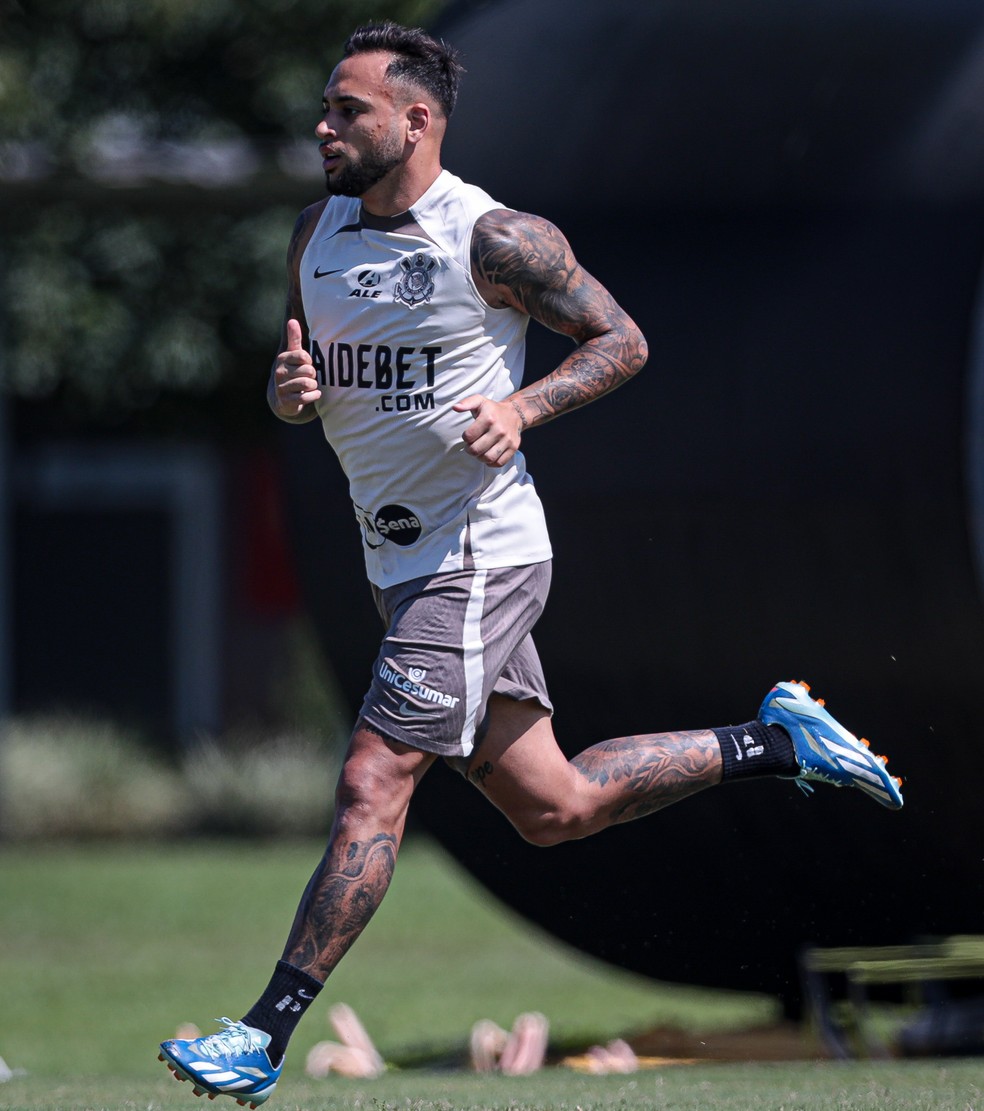 Maycon corre em campo no CT do Corinthians — Foto: Rodrigo Coca / Ag.Corinthians
