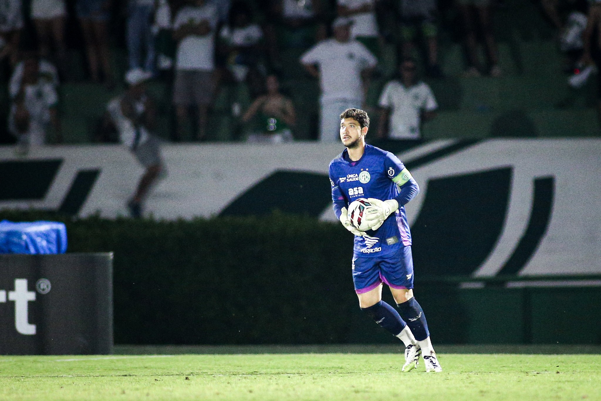 Caíque França, goleiro do Guarani, durante partida