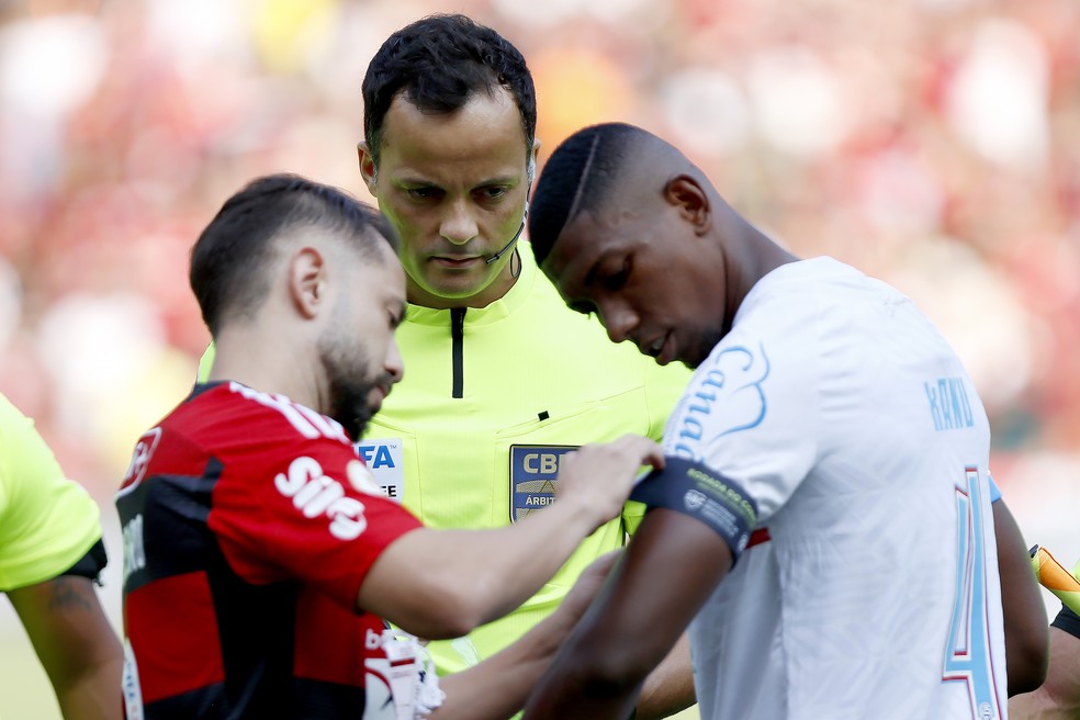 Everton Ribeiro ajusta faixa de capitão de Kanu em Flamengo x Bahia — Foto: Felipe Oliveira / EC Bahia