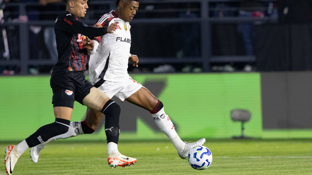 Bruno Henrique disputa bola em Bragantino x Flamengo pelo Brasileirão 2025