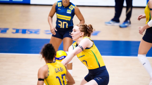 Julia Bergmann em ação contra o Japão na Liga das Nações Feminina de vôlei