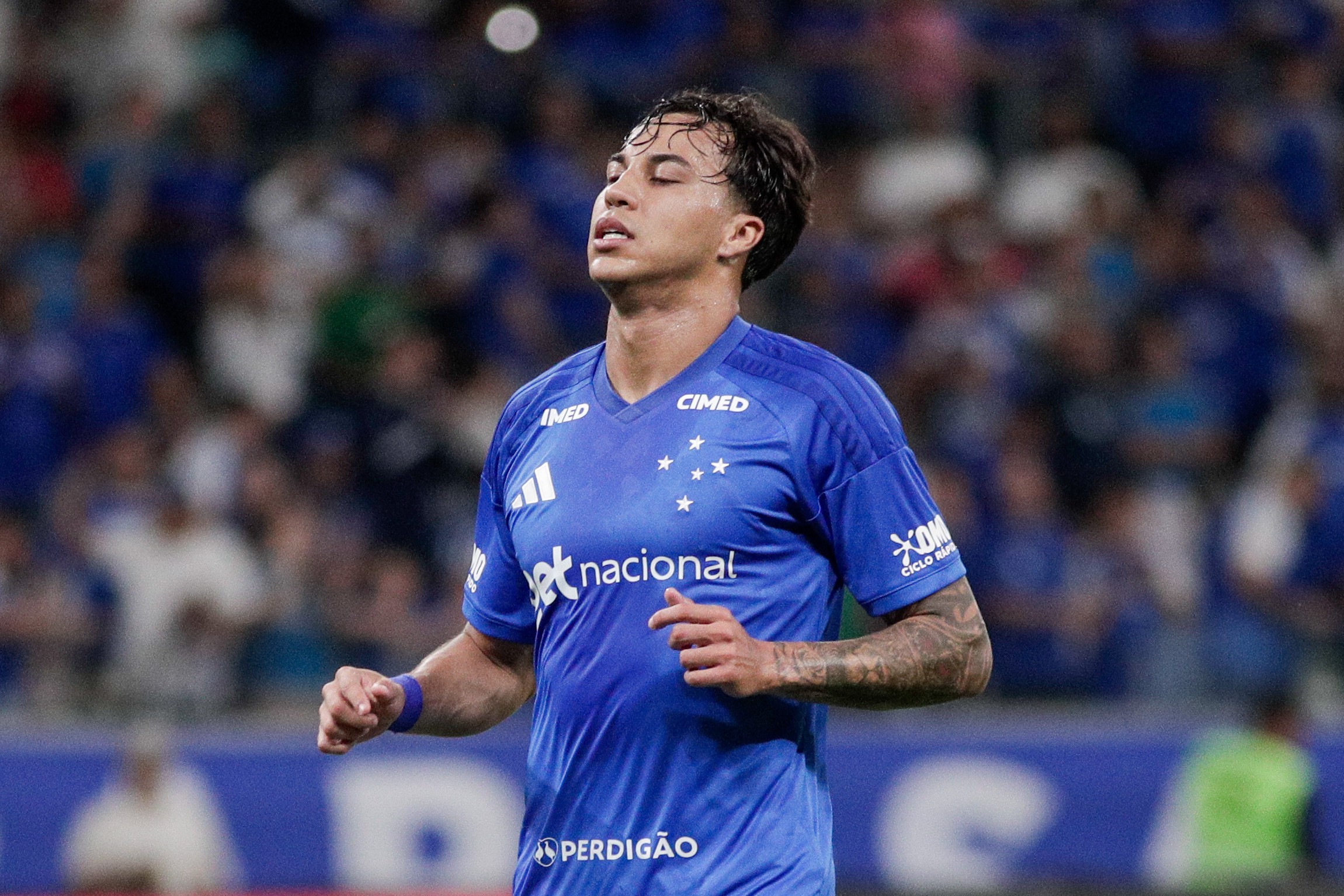Cruzeiro Impõe Limites e Desafia Kaio Jorge em Confronto Decisivo Contra o Santos