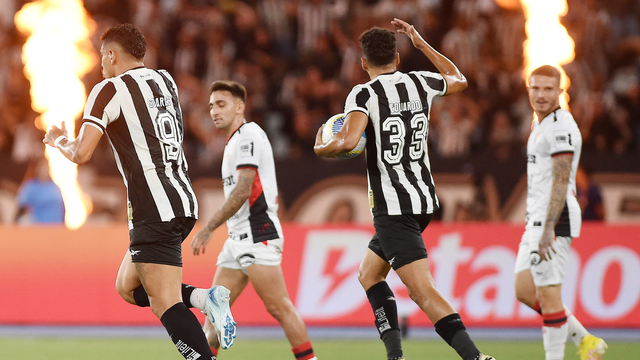 Tiquinho e Eduardo comemoram gol contra do Vitória a favor do Botafogo