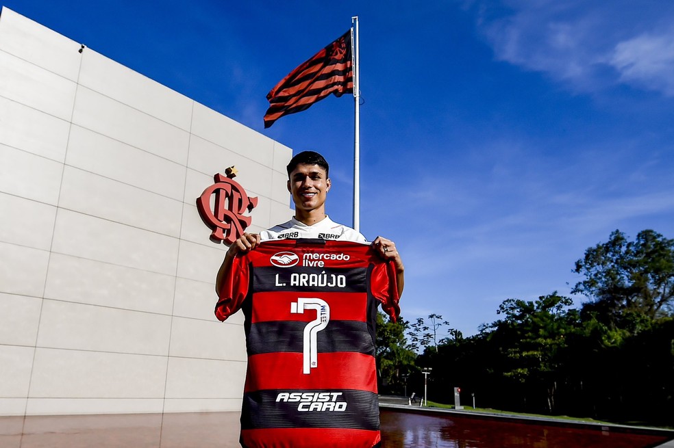 Luiz Araújo herdou a camisa 7 de Everton Ribeiro no Flamengo — Foto: Divulgação/Flamengo