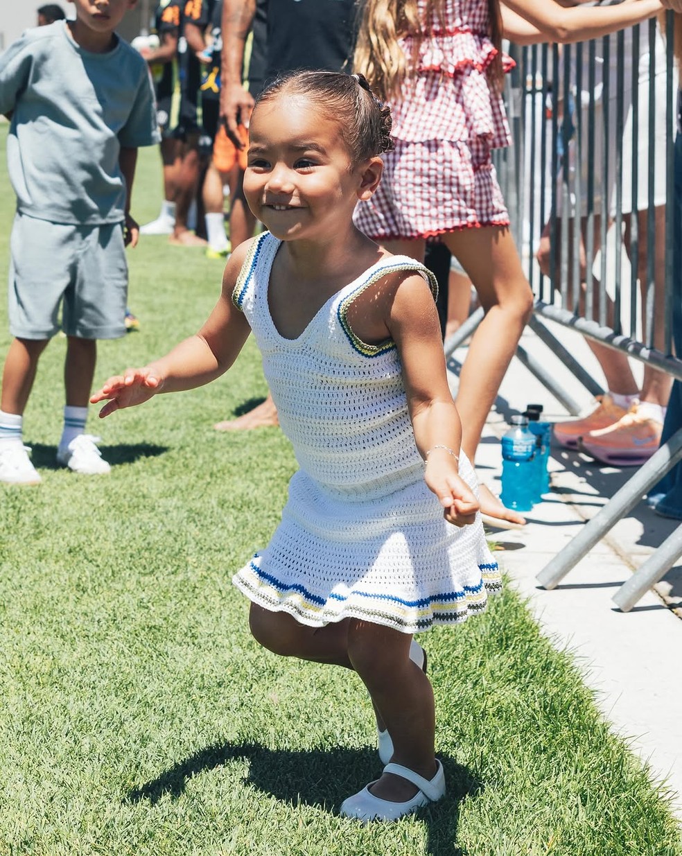 Filha de Neymar corre para o campo