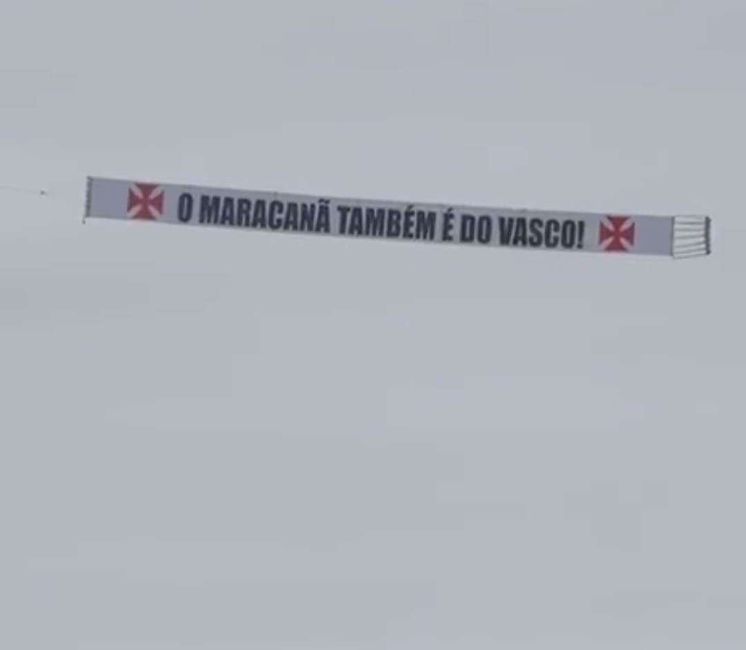 Avião sobrevoa praias do Rio com faixa de protesto antes de jogo da NFL: "O Maracanã também é do Vasco"