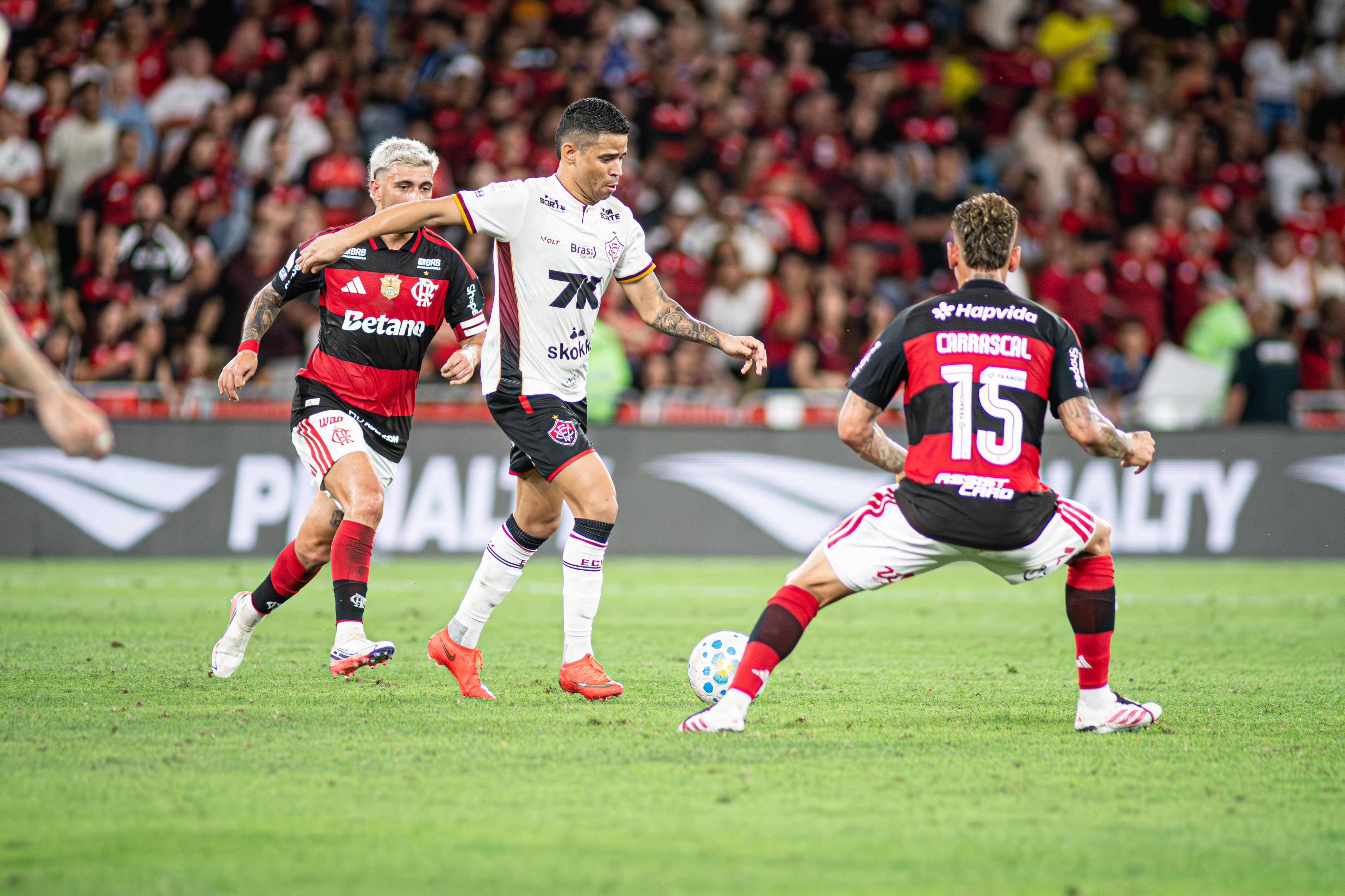 Flamengo vence Vitória com 2 a 0 no Maracanã pela 22ª rodada