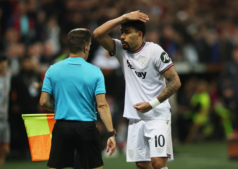 Paquetá reclama com a arbitragem em jogo do West Ham — Foto: Thilo Schmuelgen/Reuters