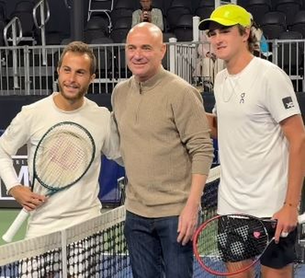 Agassi cumprimenta João Fonseca antes de jogo das quartas de final — Foto: Reprodução