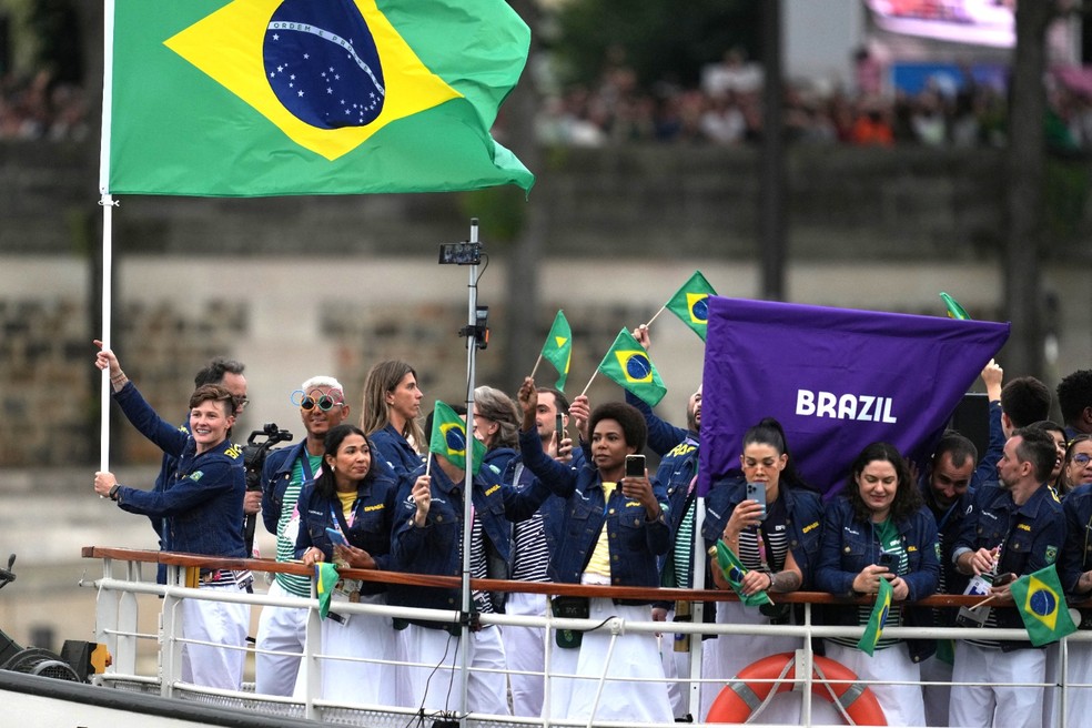 Delegação do Brasil navega no rio Sena na abertura dos Jogos de Paris — Foto: REUTERS/Aleksandra Szmigiel