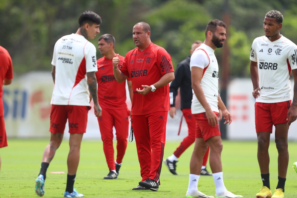 Mário Jorge, Pulgar e Thiago Maia em treino do Flamengo — Foto: Gilvan de Souza / CRF