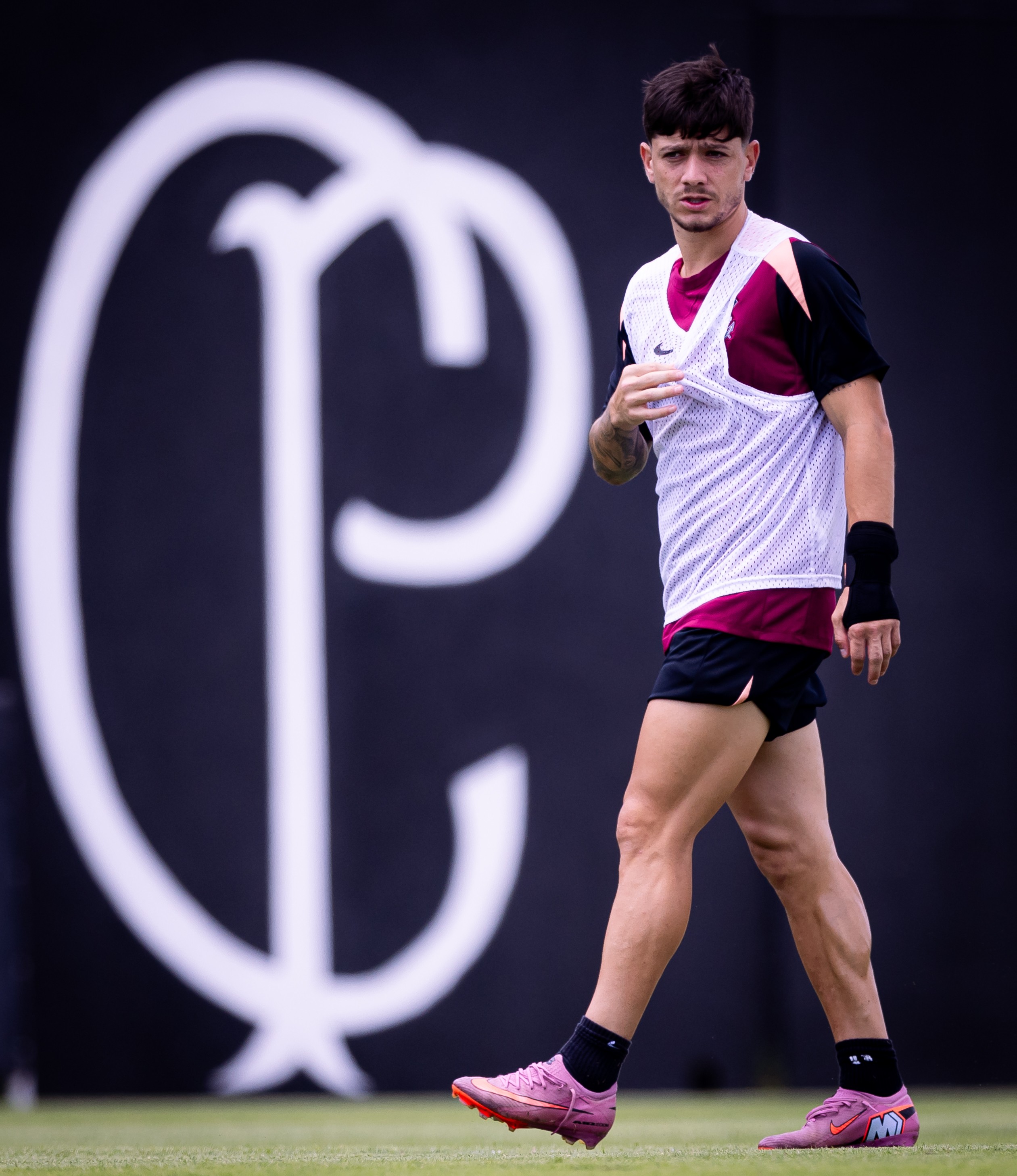 Corinthians perde Rodrigo Garro para estreia no Paulistão; cirurgia no punho afeta planos do clube