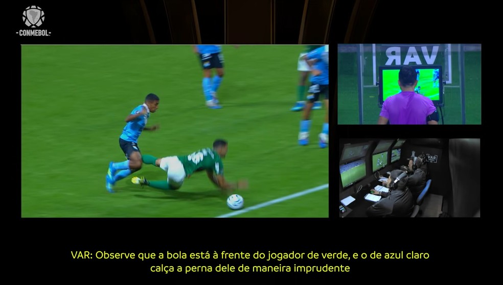 VAR analisa pênalti em Palmeiras x Sporting Cristal — Foto: Reprodução / Conmebol