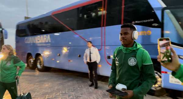 Palmeiras desembarca no Rio de Janeiro para jogo decisivo contra o Flamengo.