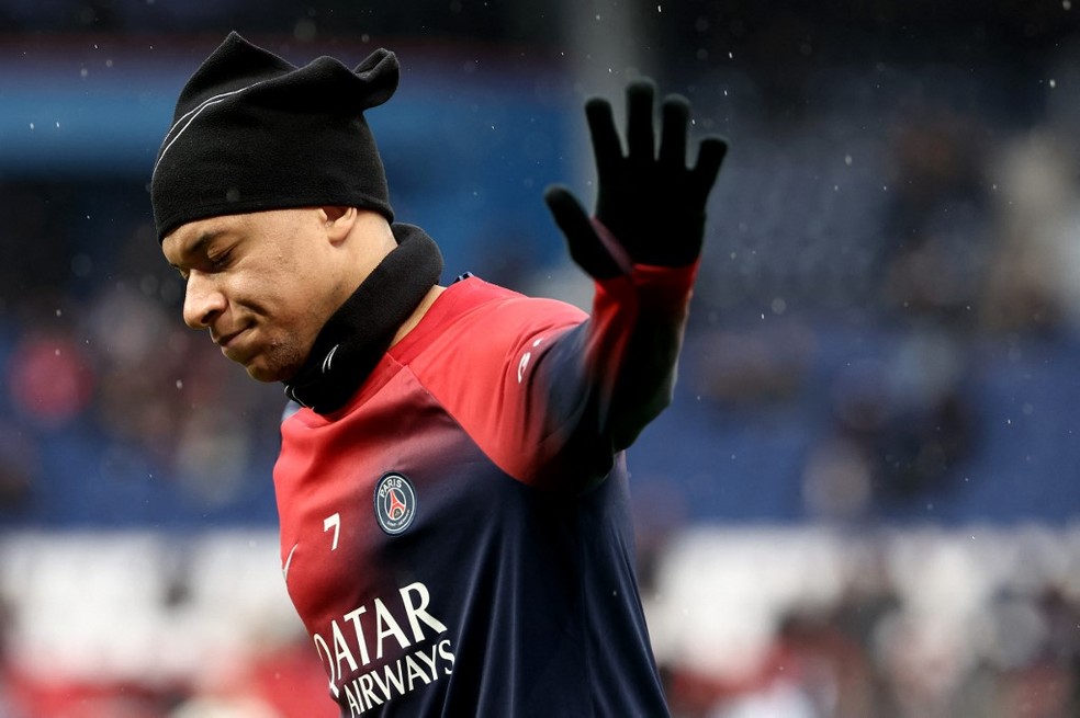 Mbappé durante passagem pelo PSG — Foto: AFP