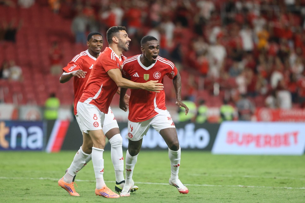 Félix Torres comemora com Bruno Henrique — Foto: Ricardo Duarte/Inter