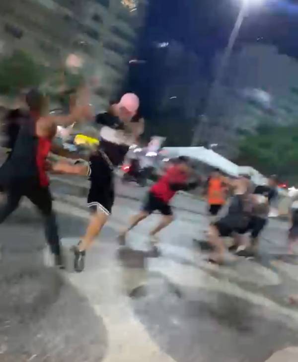 Torcedores do Flamengo e do Olimpia brigam na orla de Copacabana