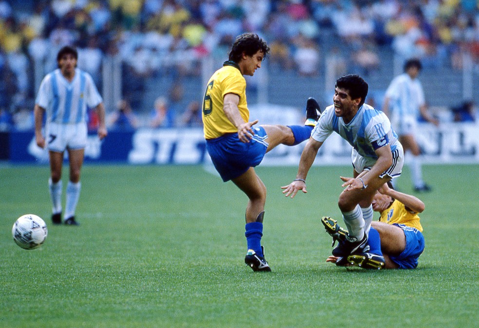 Branco em disputa com Maradona no Brasil x Argentina de 1990 — Foto: Alessandro Sabattini/Getty Images