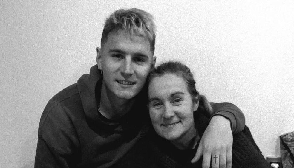 Varela ao lado de sua mãe, Carmen Beatriz — Foto: Divulgação