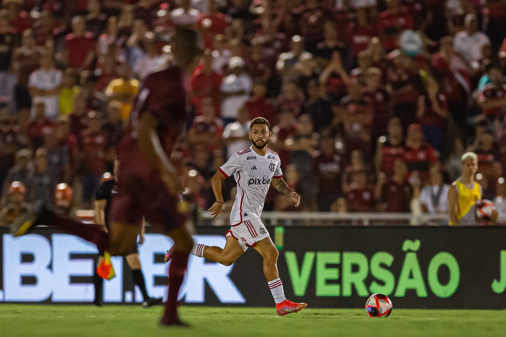 Zé Welinton em ação pelo Flamengo conra o Madureira
