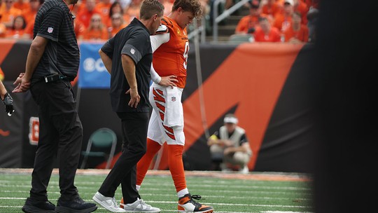Joe Burrow sofre grave lesão no pé e deve ficar fora por 3 meses; cirurgia não é descartada - Lesão ligamentar pode colocar temporada do quarterback do Cincinnati Bengals em risco
