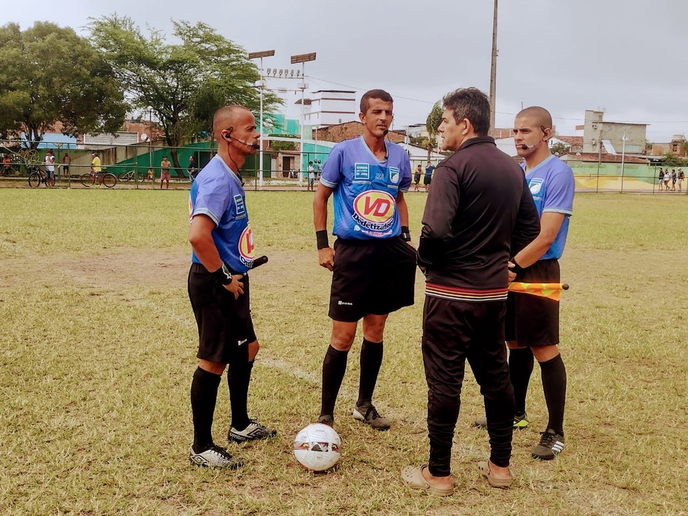 Arbitragem em campo pela Copa Campina Grande — Foto: Pedro Pereira / Jornal da Paraíba