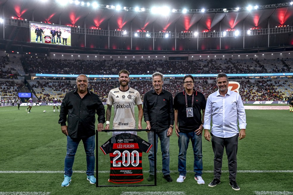 Léo Pereira foi homenageado pela diretoria do Flamengo — Foto: Marcelo Cortes/Flamengo