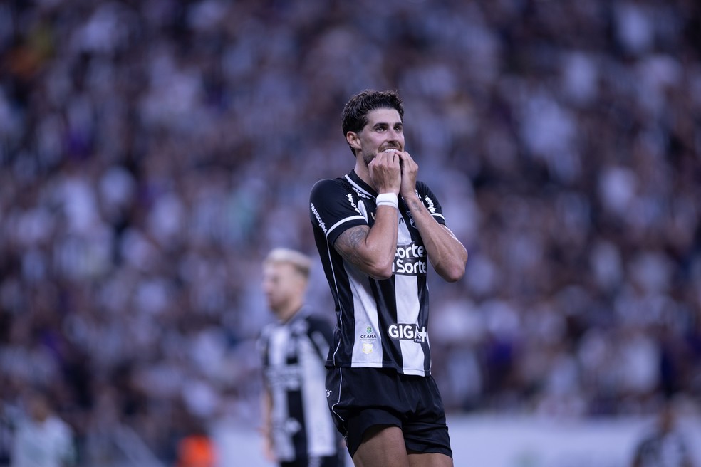 pedro Raul jogador do Ceará lamenta durante partida contra o Palmeiras no estádio Arena Castelão pelo campeonato Brasileiro A 2025 — Foto: Baggio Rodrigues/AGIF