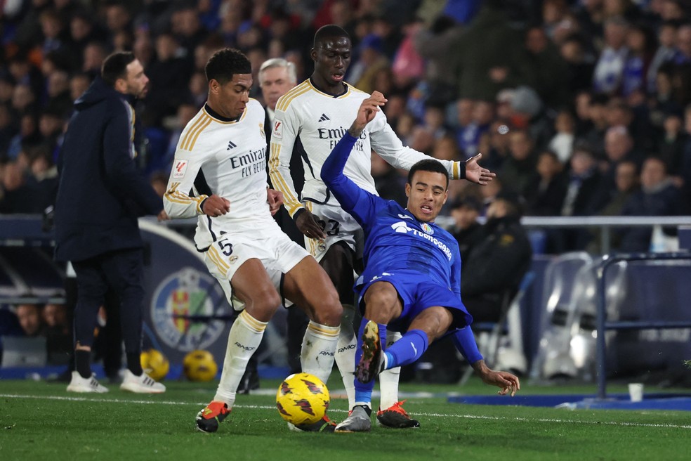 Bellingham divide bola com Greenwood na vitória do Real Madrid contra o Getafe — Foto: Pierre-Philippe Marcou/AFP