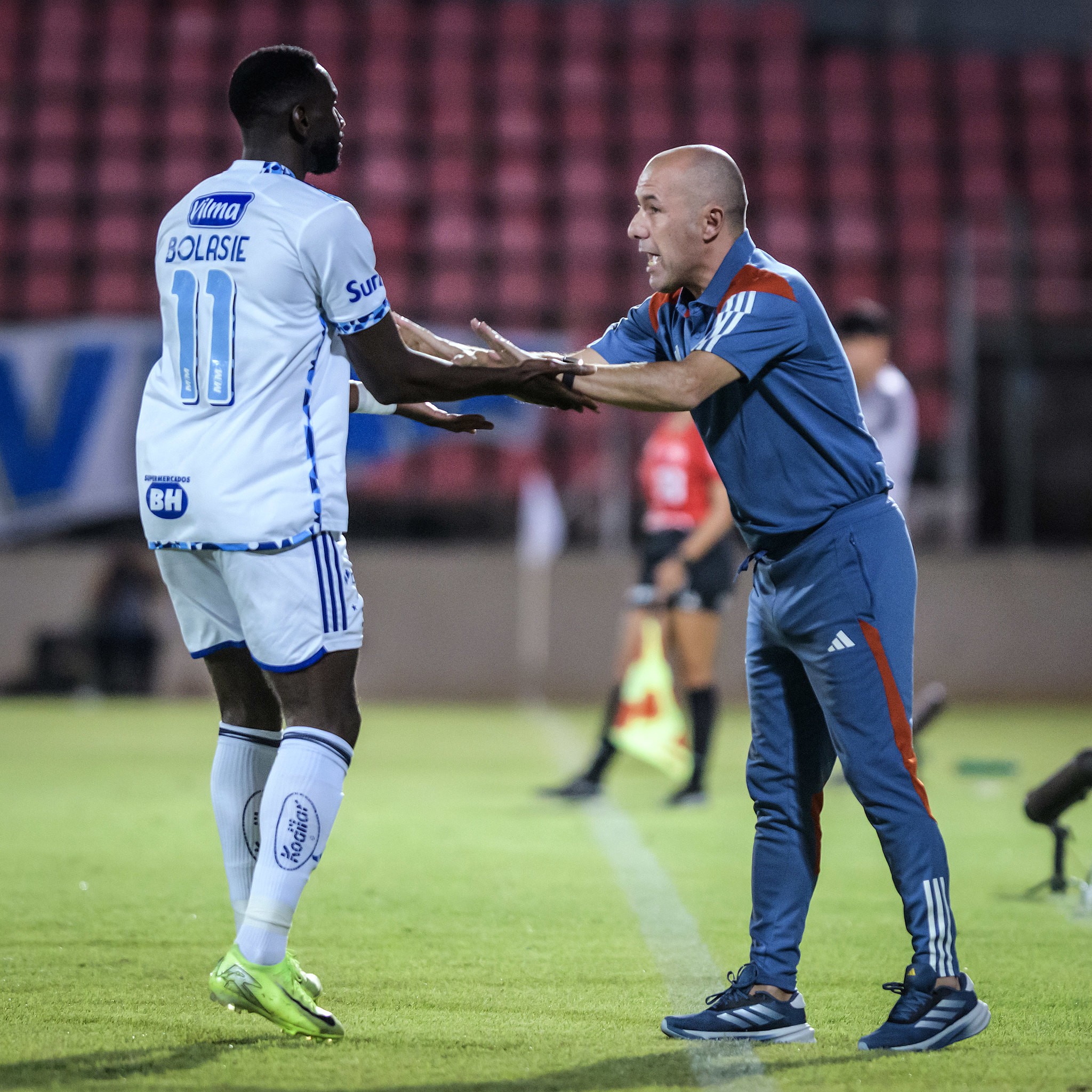 Leonardo Jardim inicia trajetória no Cruzeiro com discrição e diálogo constante.