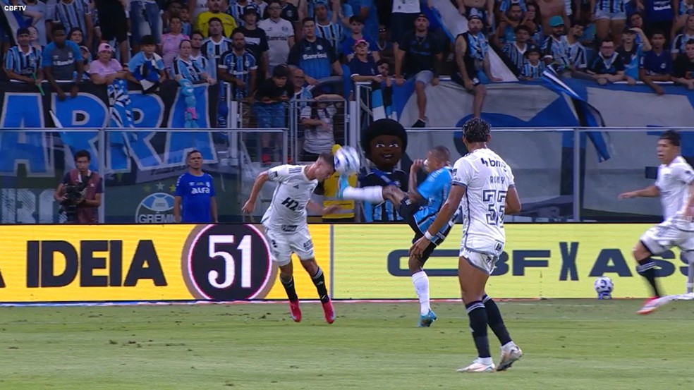 Lucas Esteves disputa bola com Natanael, em lance do primeiro gol do Grêmio contra o Atlético-MG — Foto: Reprodução/Premiere