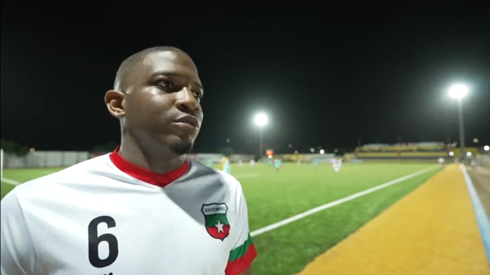 Jogador Na-Jir Peny atuando pelo Scherpenheuvel na primeira divisão de Curaçao