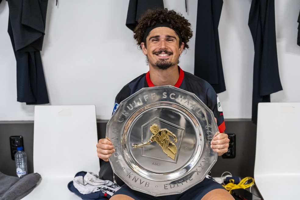 André Ramalho, com a taça da Supercopa da Holanda conquistada pelo PSV em cima do Ajax