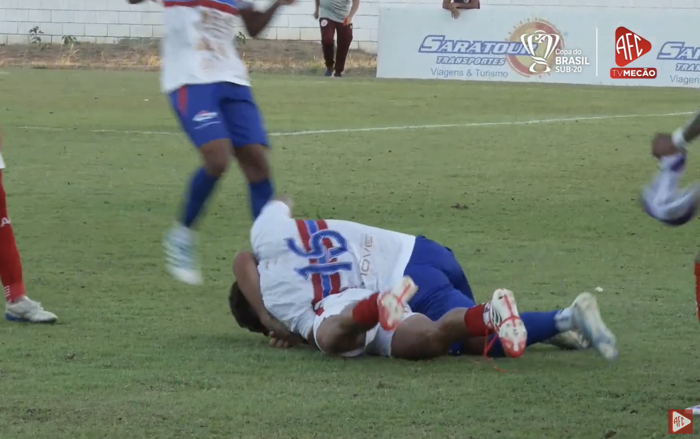 Virou UFC? Jogadores trocam agressões em jogo pela Copa do Brasil Sub-20