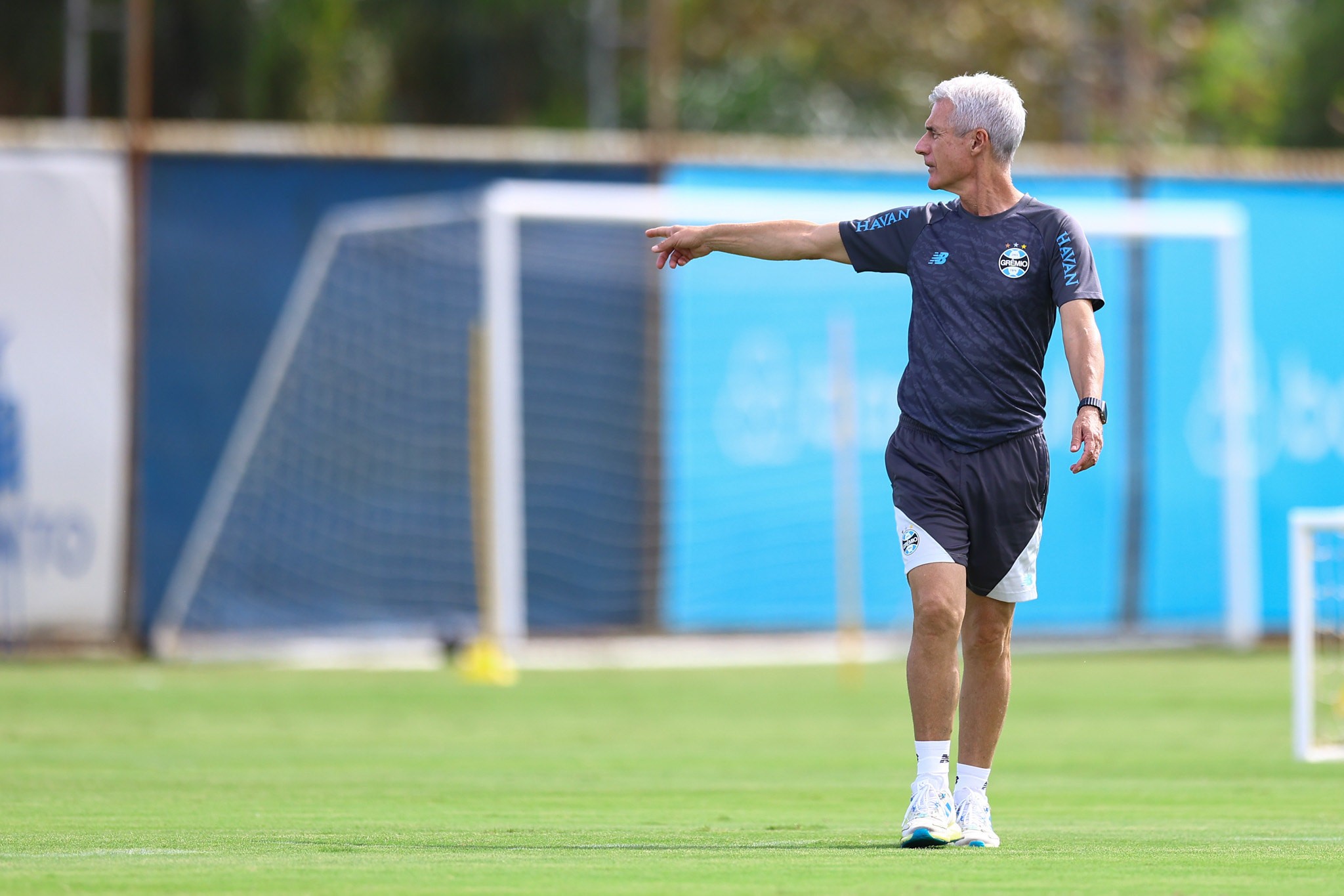 Inovação ou risco? Como Luís Castro mudou o Grêmio para tentar recuperação