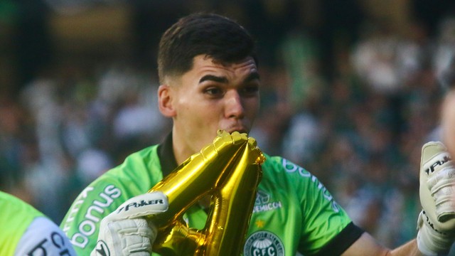 Pedro Morisco comemora o acesso do Coritiba à série A após empate com o Athletic Club pelo Brasileirão da série B 2025