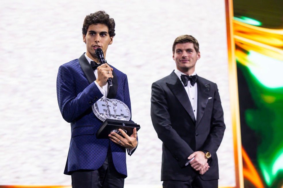Gabriel Bortoleto recebe prêmio de 'Novato do ano' das mãos de Max Verstappen — Foto: Handout/FIA/DPPI via Getty Images