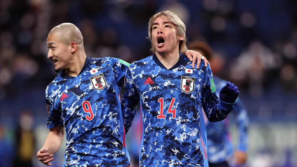Junya Ito (direita) foi o destaque do Japão na vitória sobre a China pelas Eliminatórias Asiáticas — Foto: Kenichi Arai