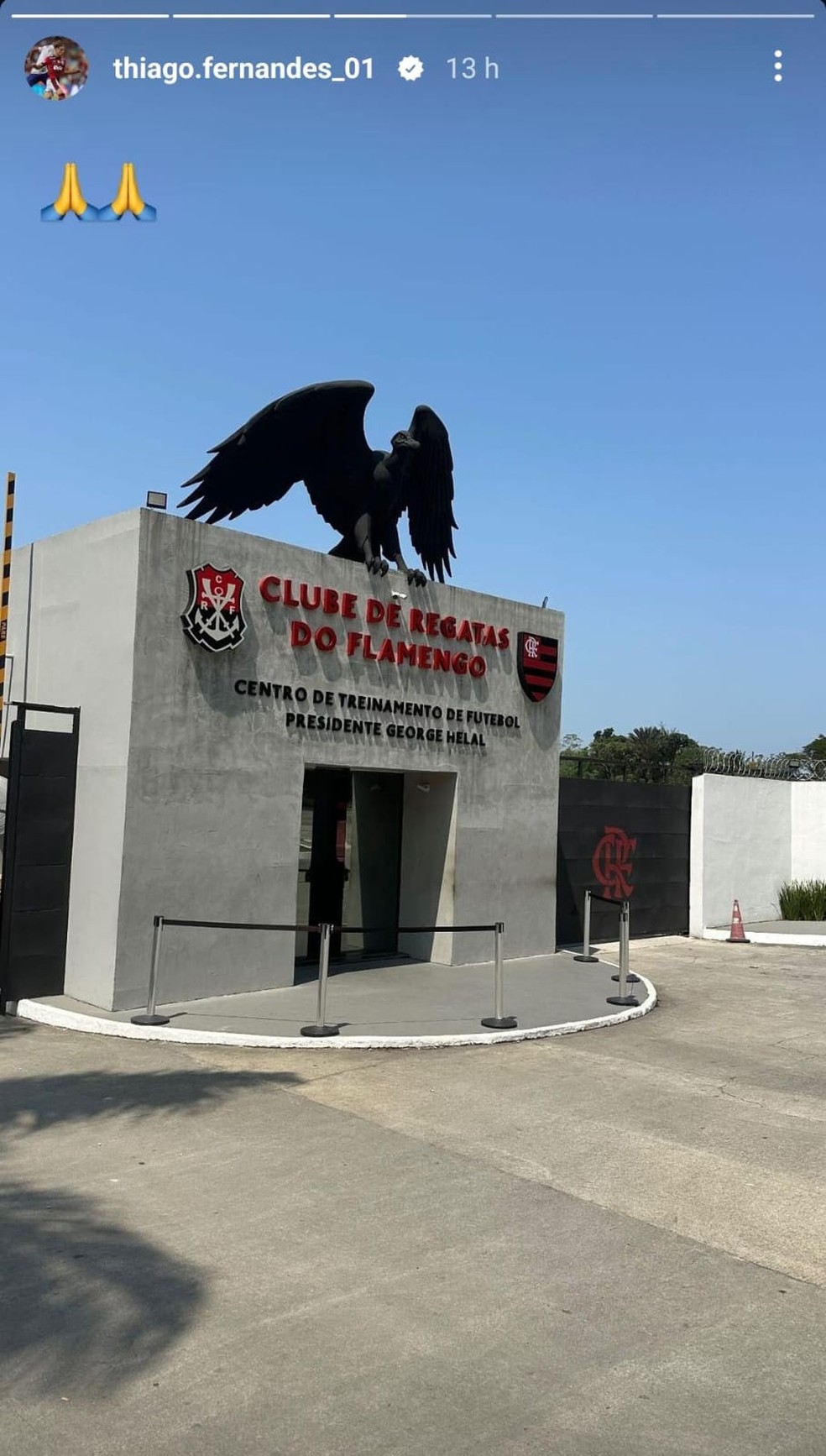 Thiaguinho posta foto na porta do Ninho do Urubu — Foto: Reprodução