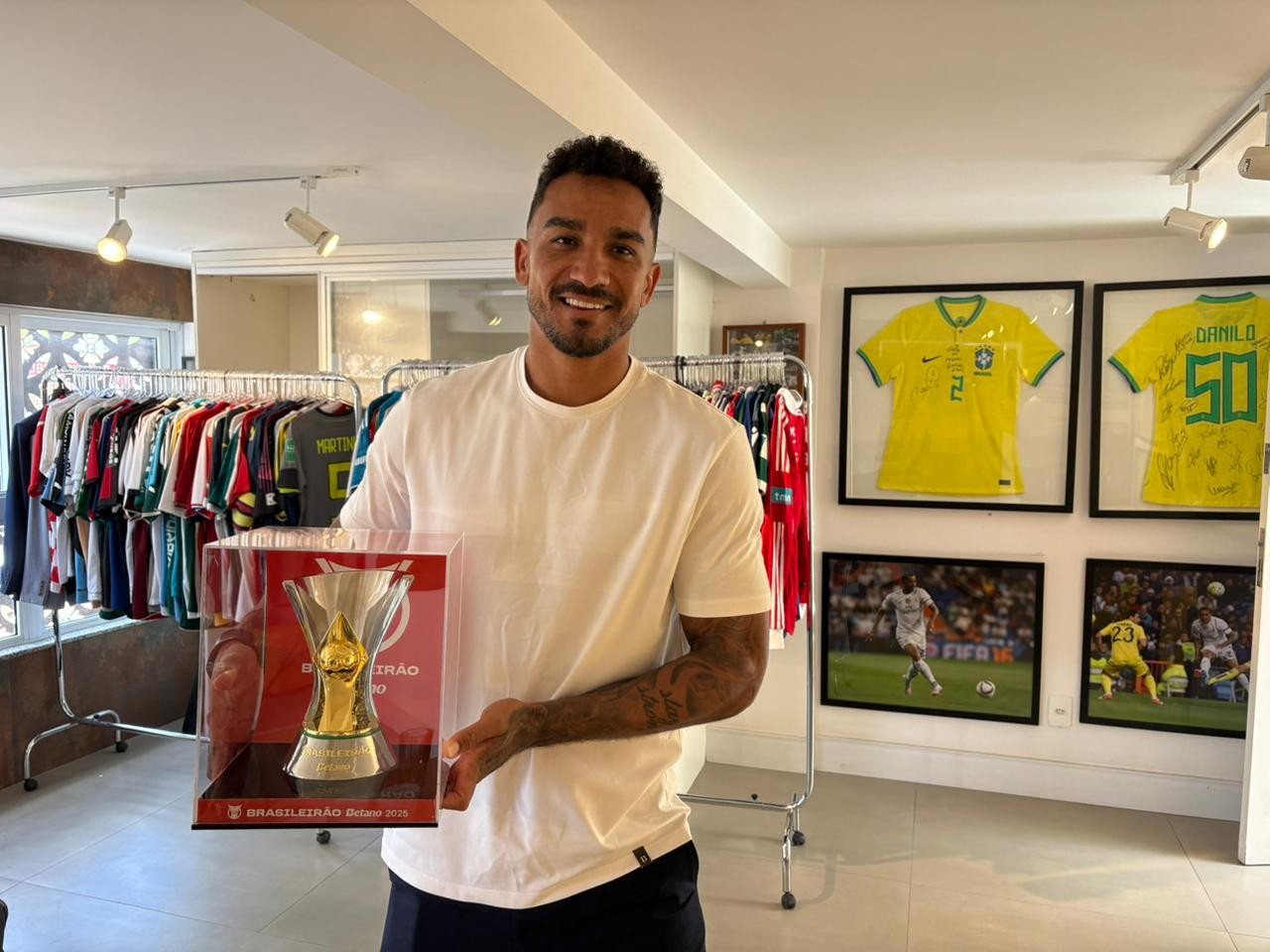 Danilo destaca sua determinação e paixão pelo Flamengo em visita apaixonante à cidade