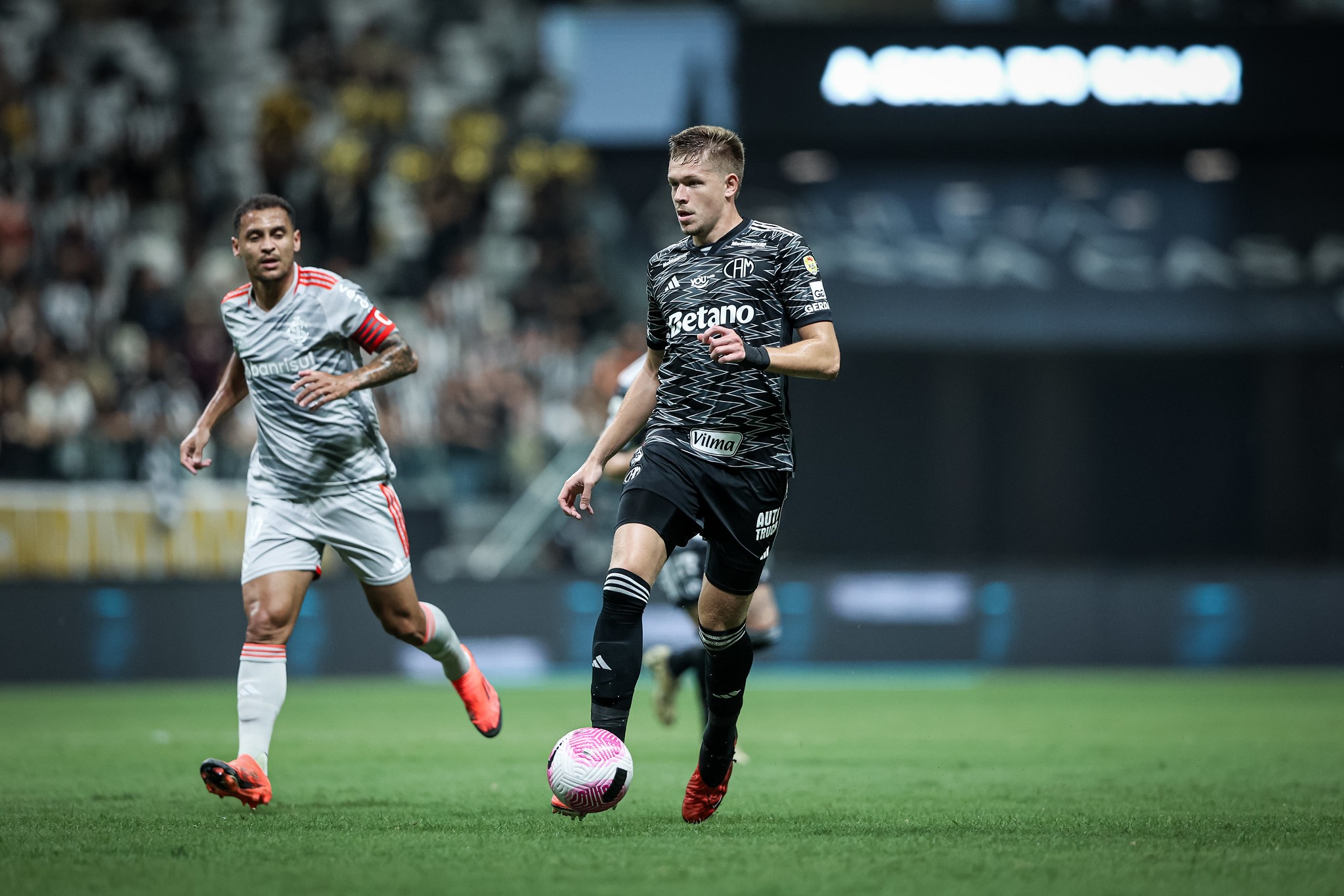 EM ANDAMENTO! Atletico-MG e Palmeiras podem trocar Fuchs por Caio Paulista em negociação avançada