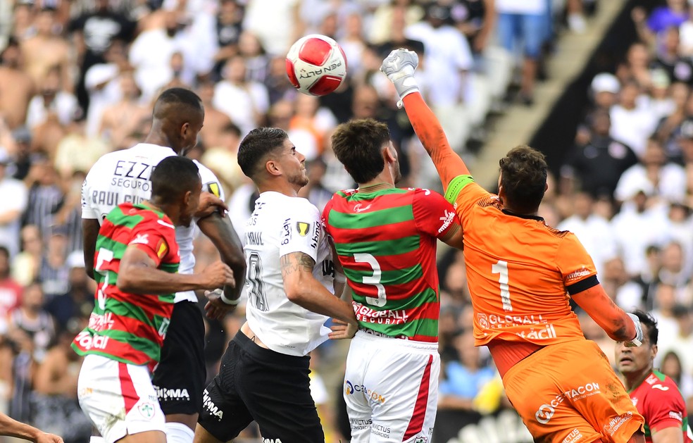 Corinthians sofreu ofensivamente nos primeiros minutos contra a Lusa  — Foto: Marcos Ribolli